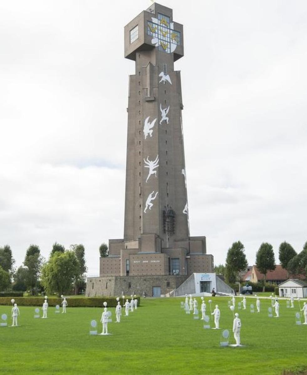 foto van de toren met beelden floating dreams 2018